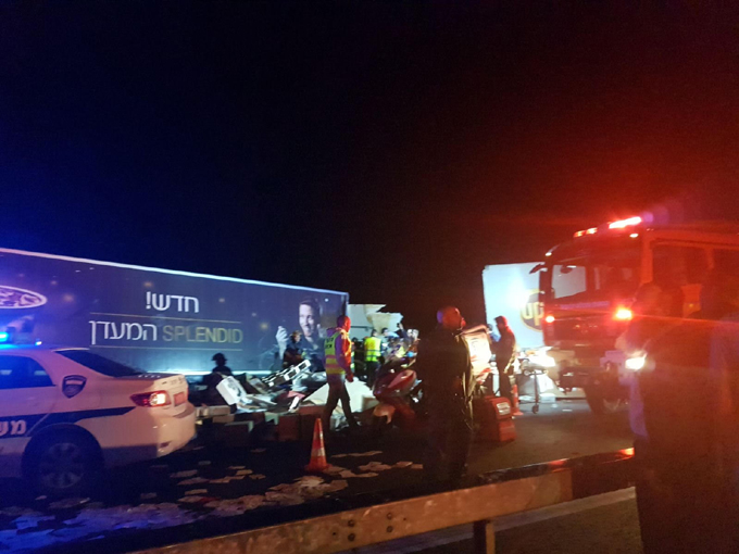 إصابة خطيرة لسائق بحادث بين شاحنتين على شارع 6